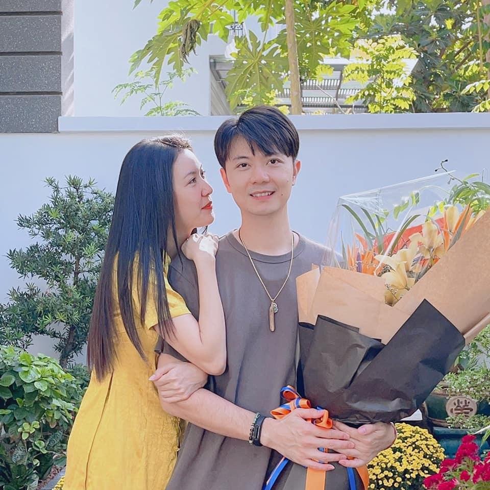 Sau gần 2 năm kết hôn, chuyện tình cảm lãng mạn của Thúy Vân và ông xã vẫn nhận được sự ngưỡng mộ từ công chúng. Sau gần 2 năm kết hôn, chuyện tình cảm lãng mạn của Thúy Vân và ông xã vẫn nhận được sự ngưỡng mộ từ công chúng.