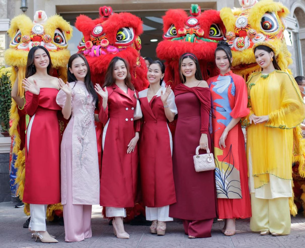 Mới đây, dàn Hoa hậu, Á hậu đã cùng tề tựu tại sự kiện đầu Xuân Nhâm Dần 2022. Dàn người đẹp cùng diện áo dài rực rỡ sắc màu. Mới đây, dàn Hoa hậu, Á hậu đã cùng tề tựu tại sự kiện đầu Xuân Nhâm Dần 2022. Dàn người đẹp cùng diện áo dài rực rỡ sắc màu.