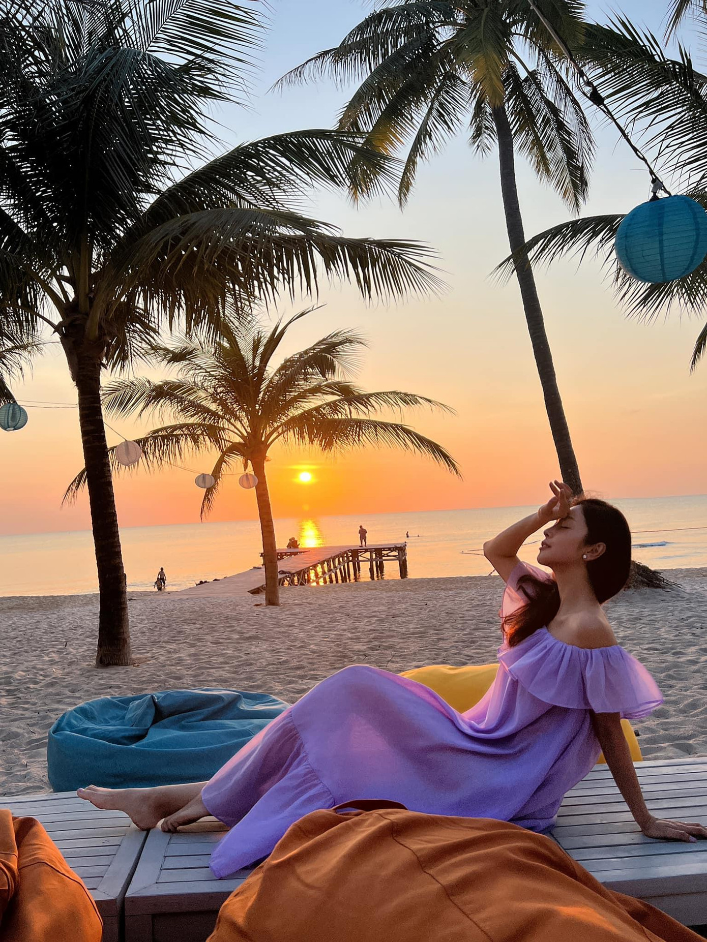 Jennifer thả dáng đẹp 'mê hồn' khi đón hoàng hôn của biển Phú Quốc.