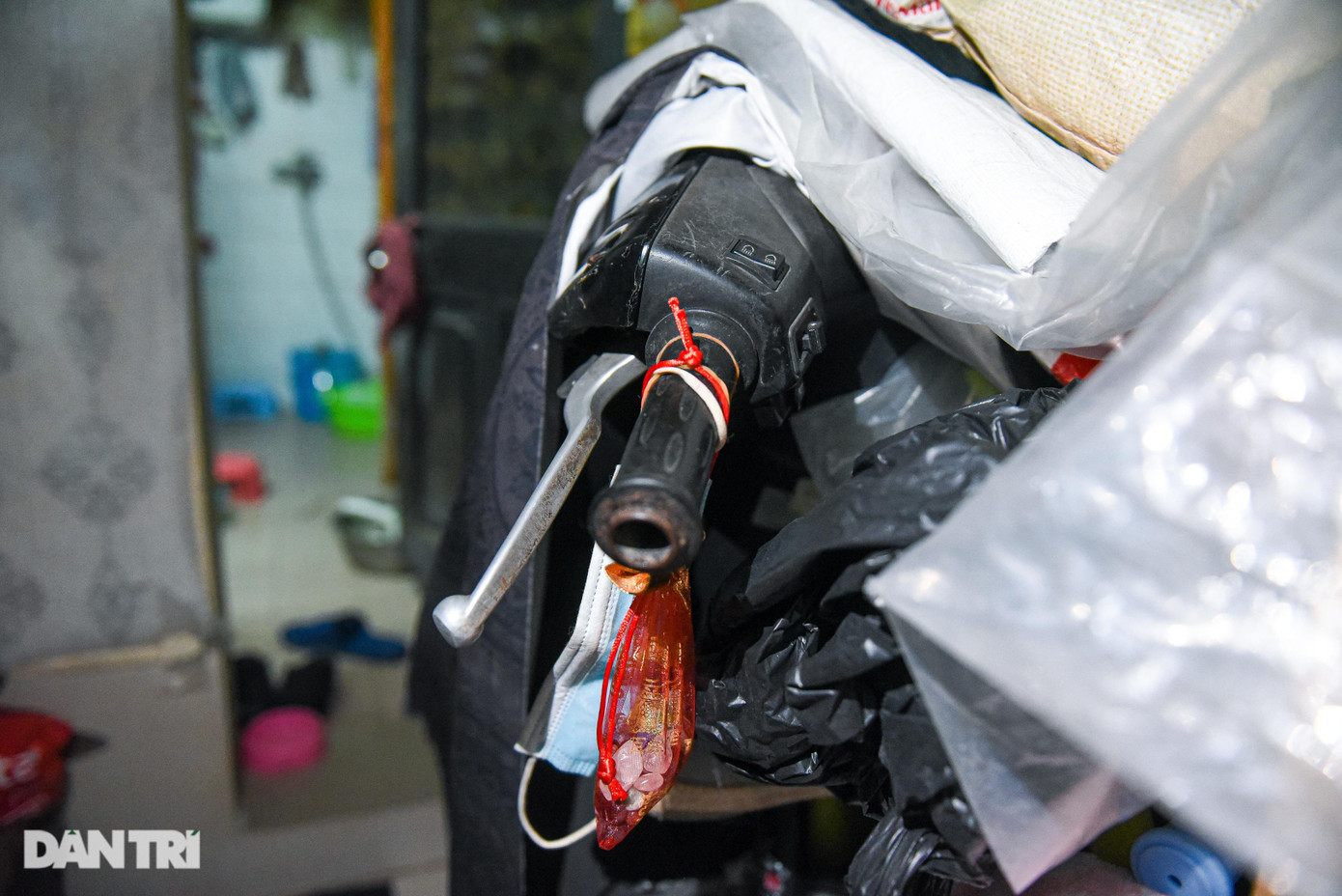 Chiếc xe ga được tháo bớt một phần tay cầm để có thể di chuyển được trong ngõ.