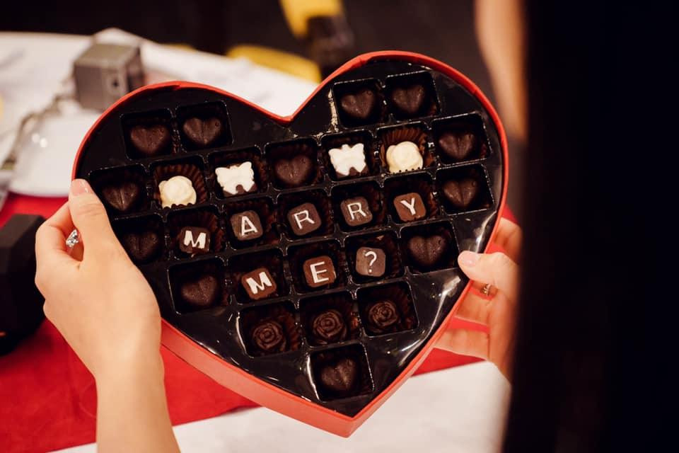 Phú Đạt tặng socola và nhẫn cho Ngọc Hân trong lễ đính hôn. Phú Đạt tặng socola và nhẫn cho Ngọc Hân trong lễ đính hôn.