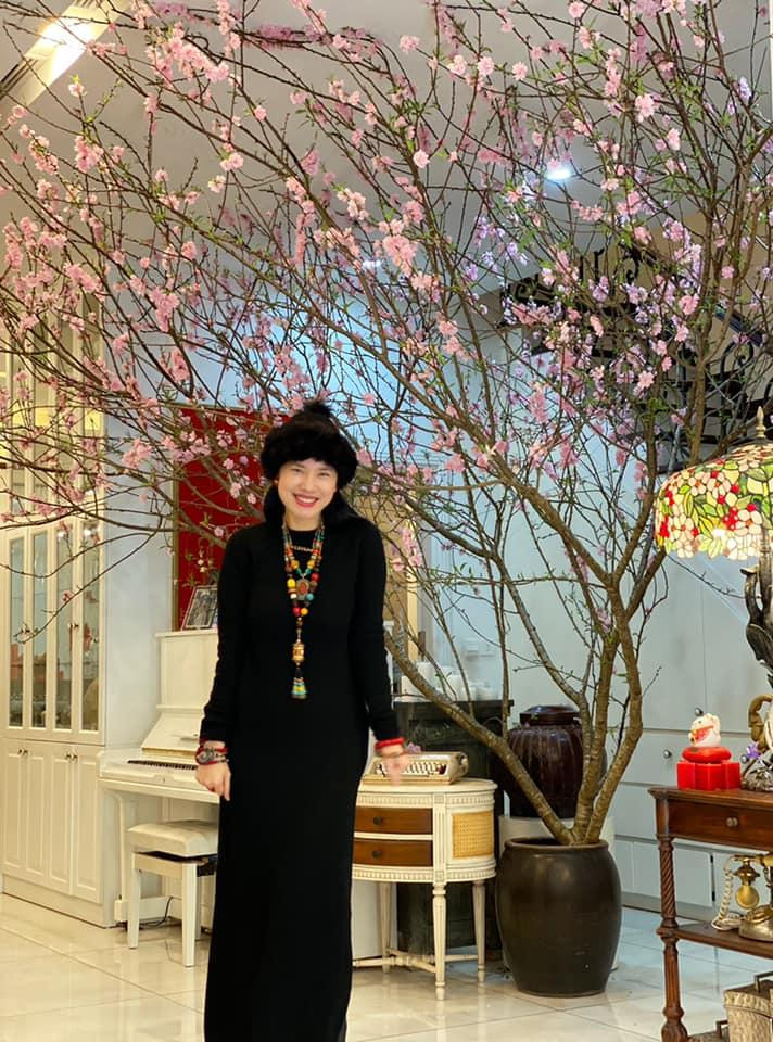 Á hậu Ngô Thúy Hà diện cả 'cây đen' ấm áp trong tiết trời giá lạnh miền Bắc.