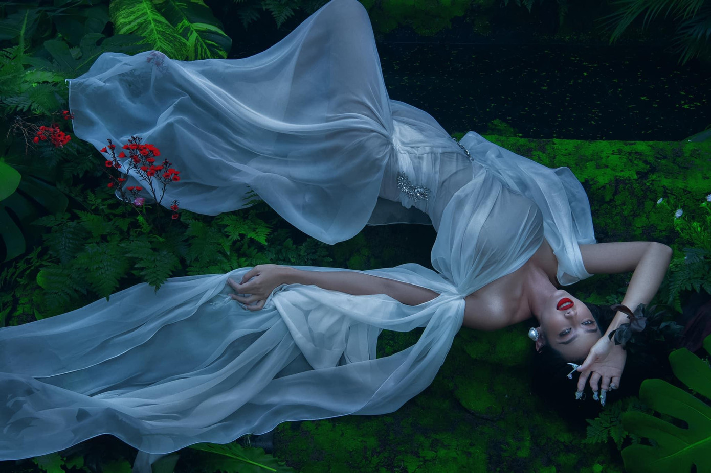 Diện bộ váy voan tông màu trắng cùng với gương mặt được trang điểm cực kỳ sắc sảo và quyến rũ, thần thái của Thuỳ Tiên trong bộ ảnh cực kỳ ma mị và cuốn hút người xem. Diện bộ váy voan tông màu trắng cùng với gương mặt được trang điểm cực kỳ sắc sảo và quyến rũ, thần thái của Thuỳ Tiên trong bộ ảnh cực kỳ ma mị và cuốn hút người xem.