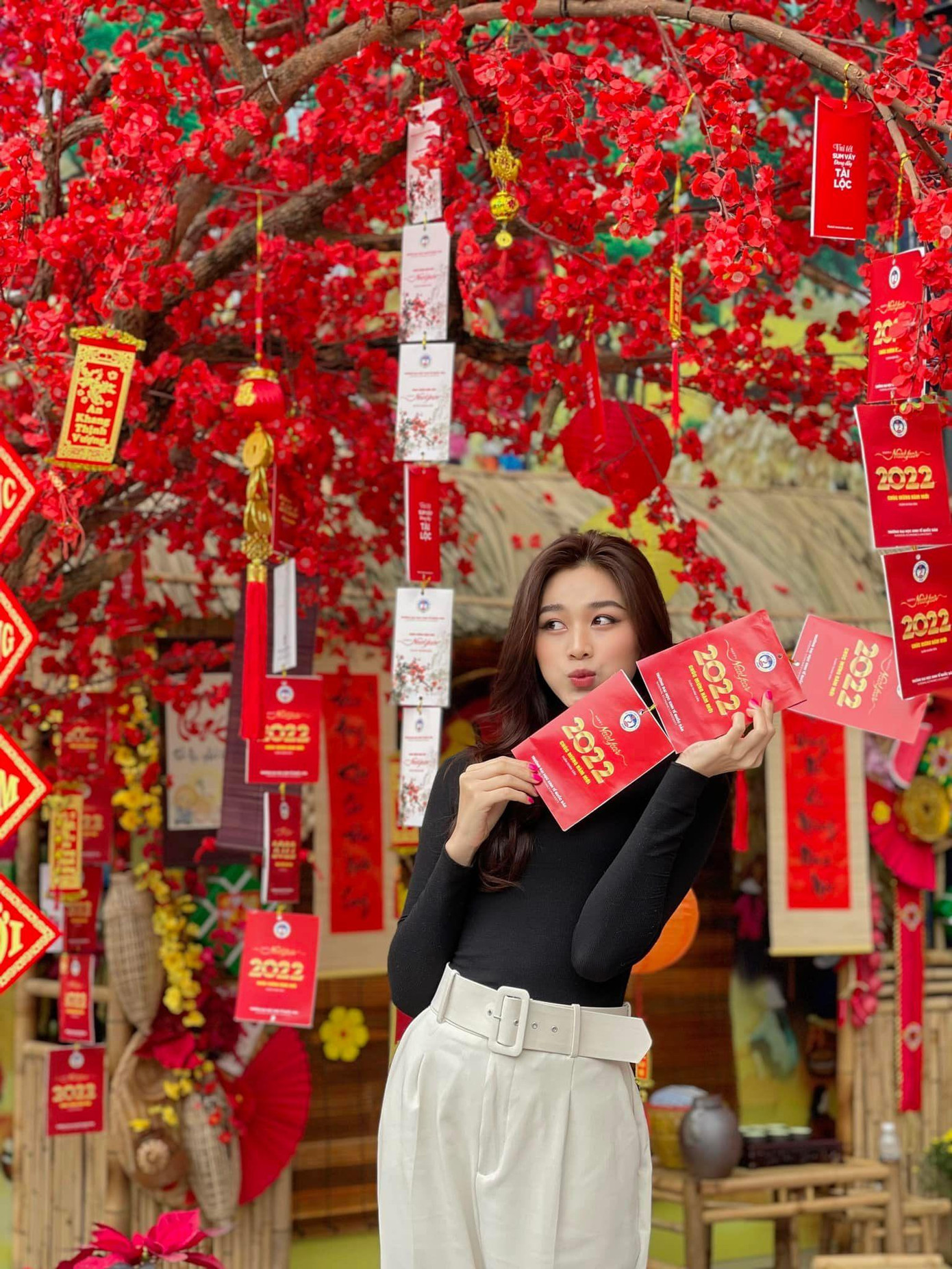 Quay lại trường, Đỗ Thị Hà diện trang phục kín đáo và thanh lịch với hai tông màu trắng - đen kinh điển.