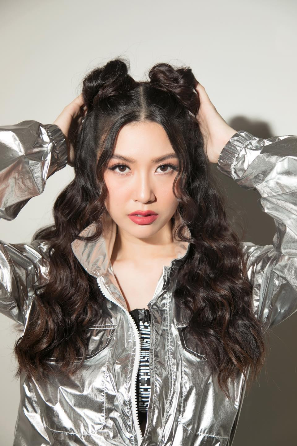 Á hậu Thuý Vân cá tính với trang phục ánh bạc.