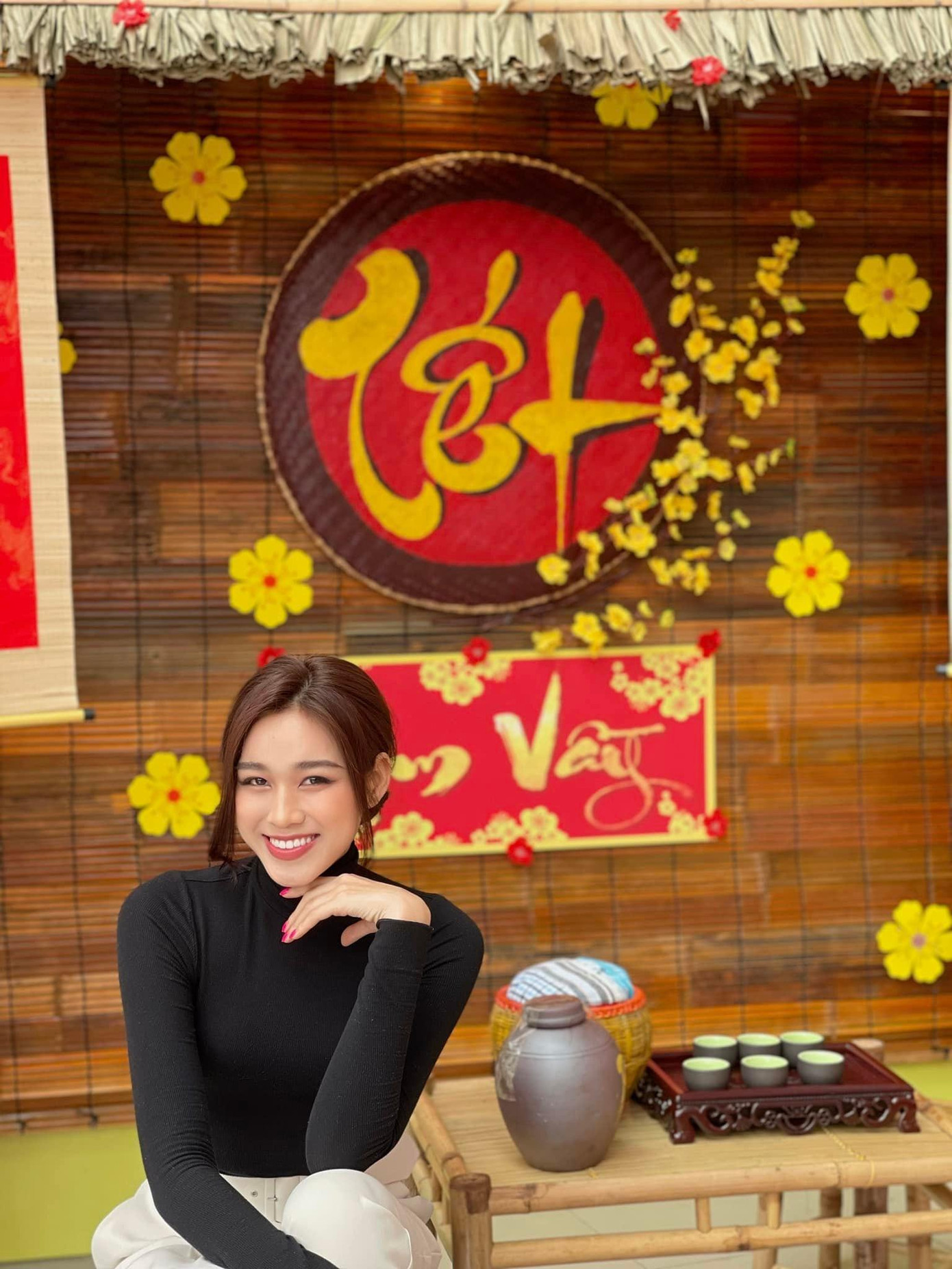 Trong kỳ nghỉ Tết vừa qua, Đỗ Thị Hà rất chuộng những trang phục kín đáo với hai tông màu đen - trắng vì rất phù hợp với tiết trời giá rét của miền Bắc nhưng vẫn toát lên vẻ thanh lịch và sành điệu.