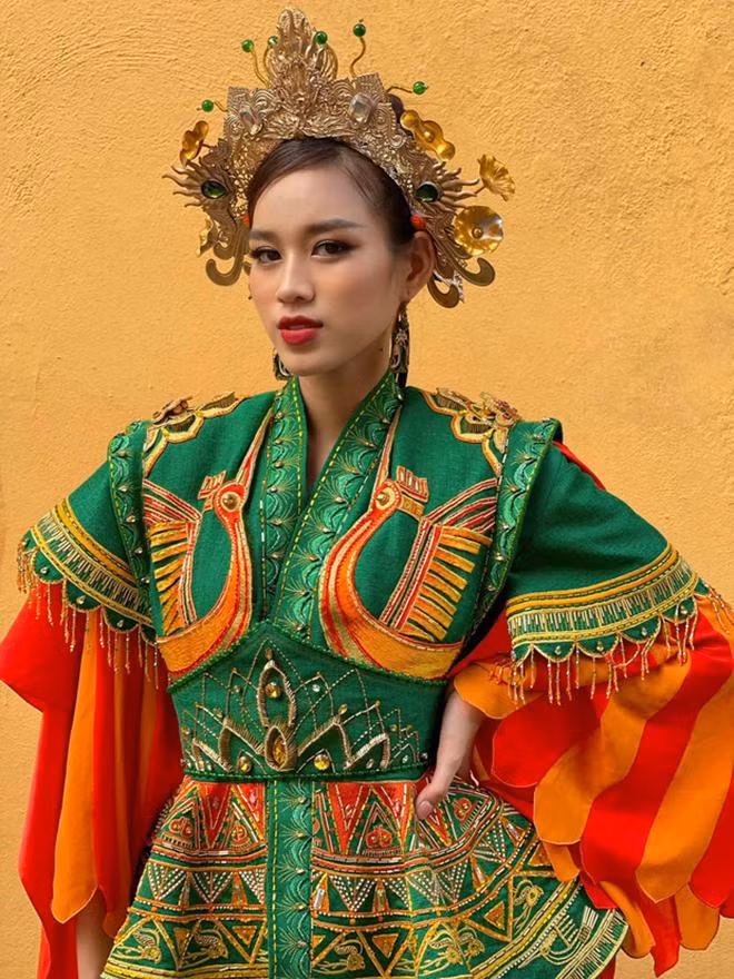 Tại cuộc thi Miss World 2021 ở Puerto Rico, Đỗ Thị Hà cũng mang tới một bộ trang phục vô cùng cầu kỳ và ấn tượng mang tên 'Nhụy Kiều tướng quân' được ê-kíp chuẩn bị công phu trong một thời gian dài.