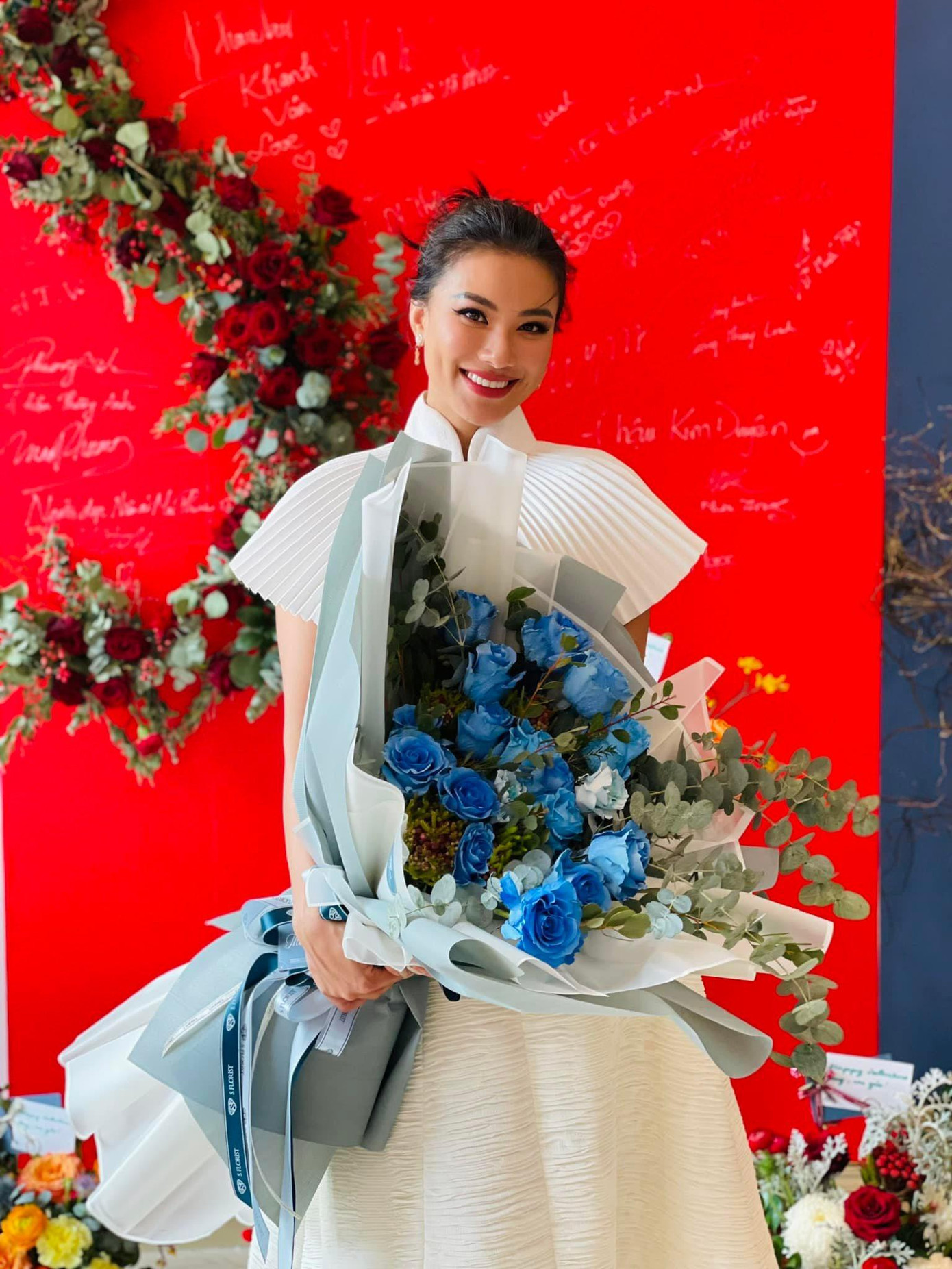 Vẻ ngoài yêu kiều và quyến rũ của Kim Duyên nhận được nhiều lời khen của công chúng.