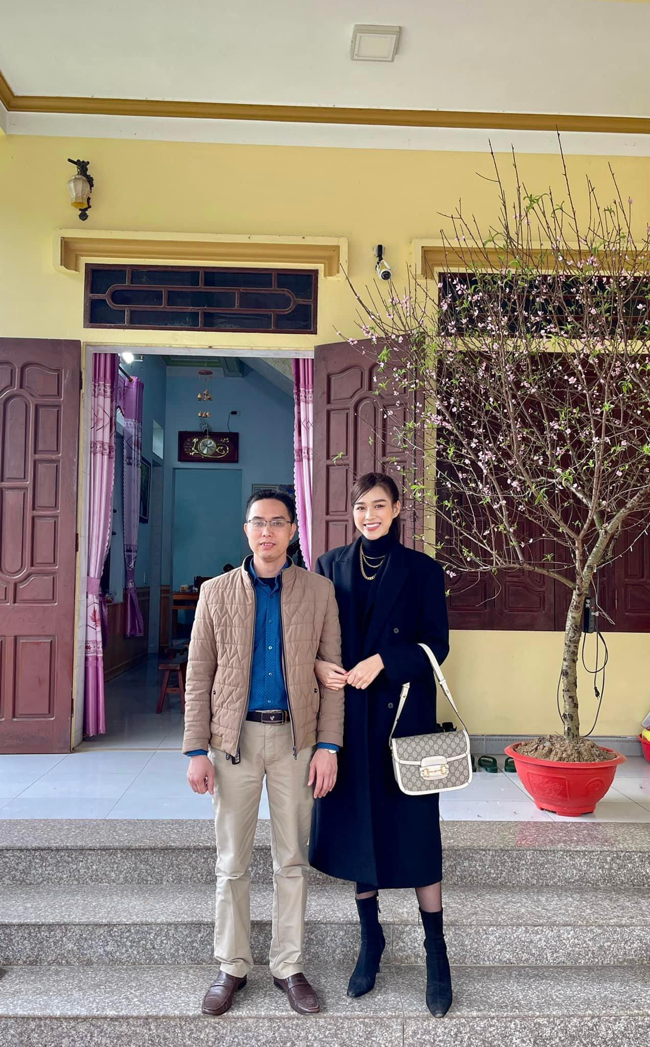 Những item như áo cổ lọ tông màu đen - trắng kết hợp với áo khoác dạ và boot cao cổ đem lại vẻ ngoài thanh lịch trong tiết trời mùa đông miền Bắc.