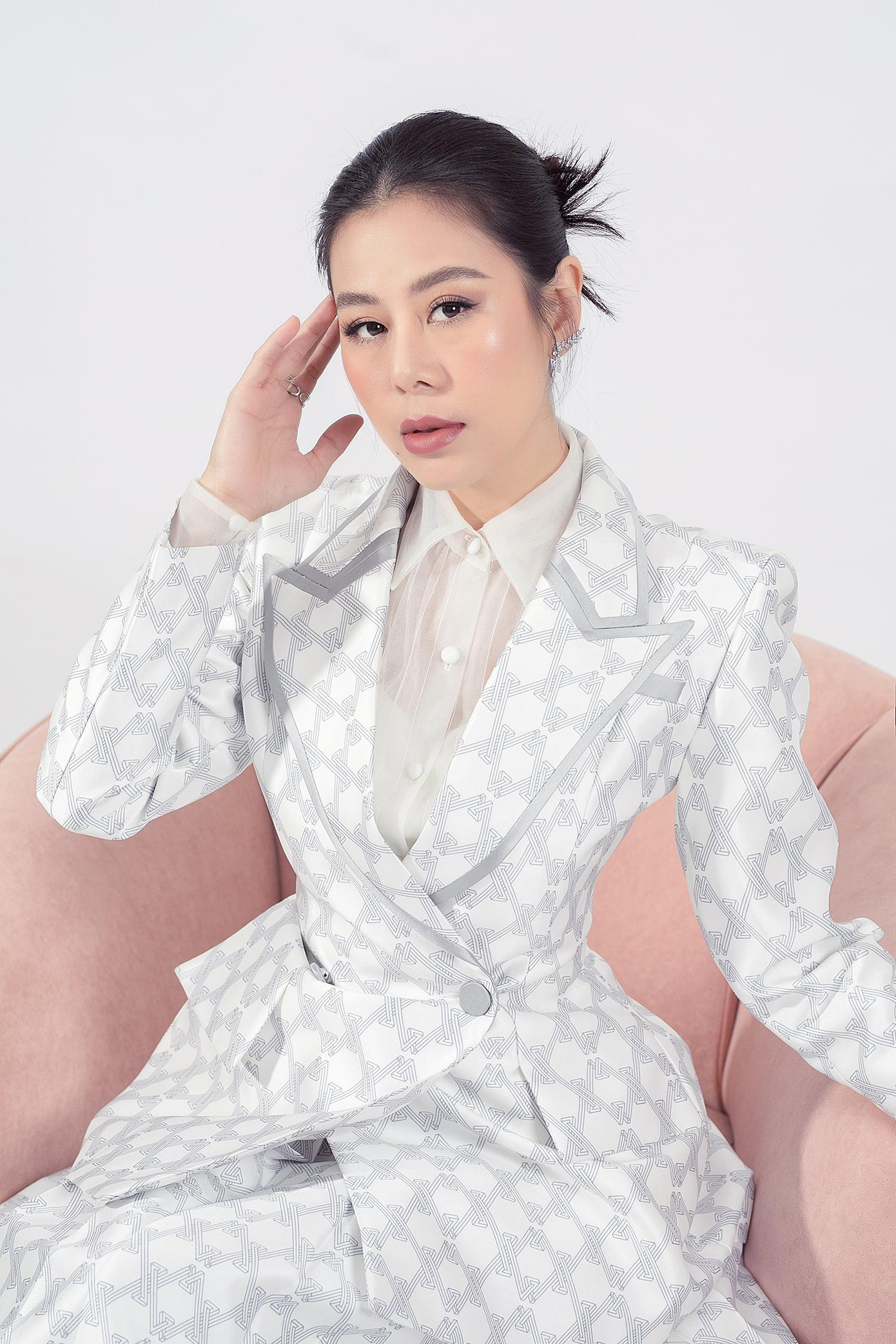 Thành công trong sự nghiệp nhưng Nam Thư vẫn lẻ bóng sau nhiều cuộc tình.