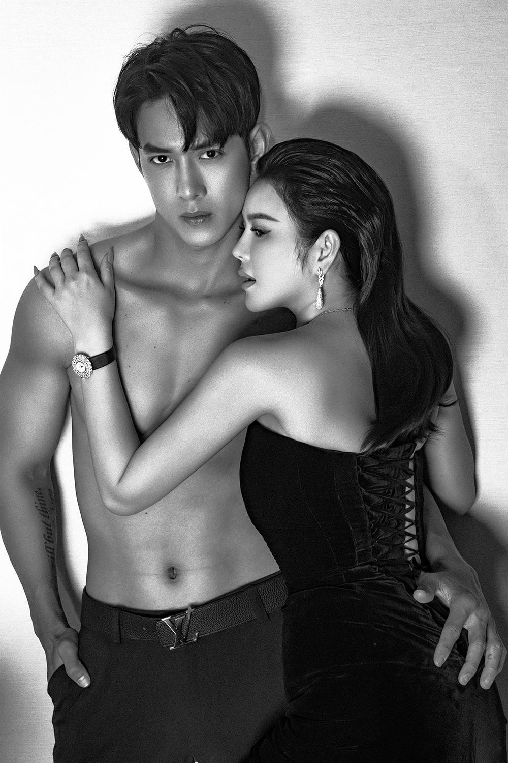 Nam diễn viên cũng không ngại bán nude, khoe body nóng bỏng bên Lý Nhã Kỳ khiến dân tình xôn xao vì cả hai quá tình tứ và ăn ý.