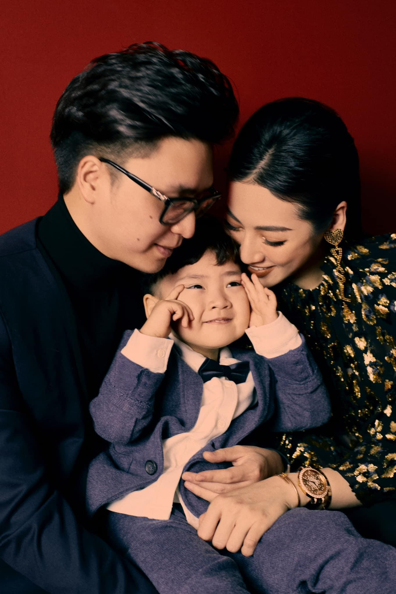 Á hậu Tú Anh cùng ông xã và cậu con trai đầu lòng. Á hậu Tú Anh cùng ông xã và cậu con trai đầu lòng.