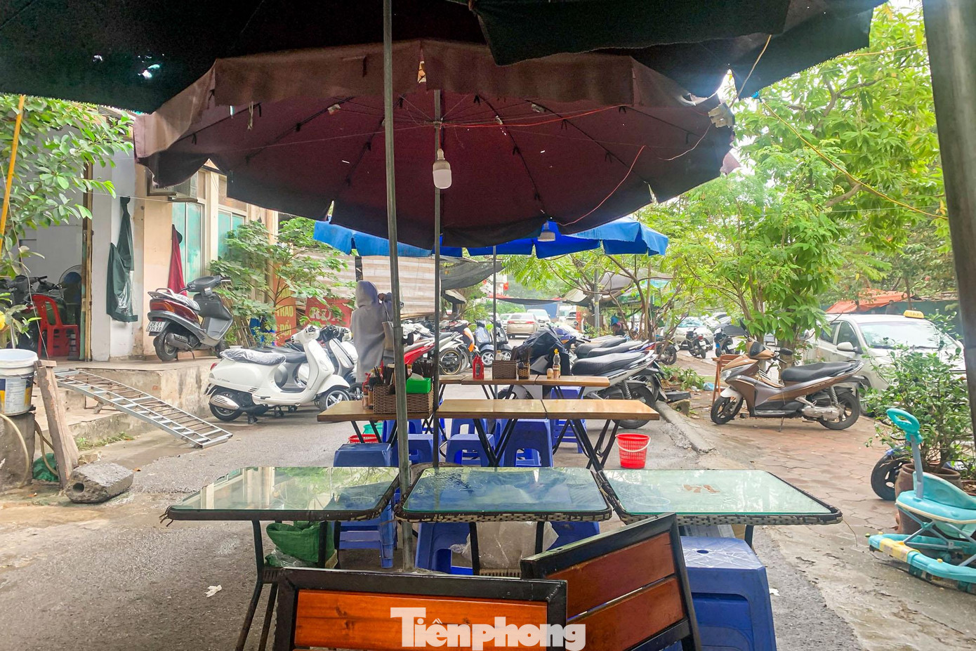 Các ki ốt quán ăn còn chiếm dụng đường bao quanh tòa nhà làm nơi buôn bán. Các ki ốt quán ăn còn chiếm dụng đường bao quanh tòa nhà làm nơi buôn bán.