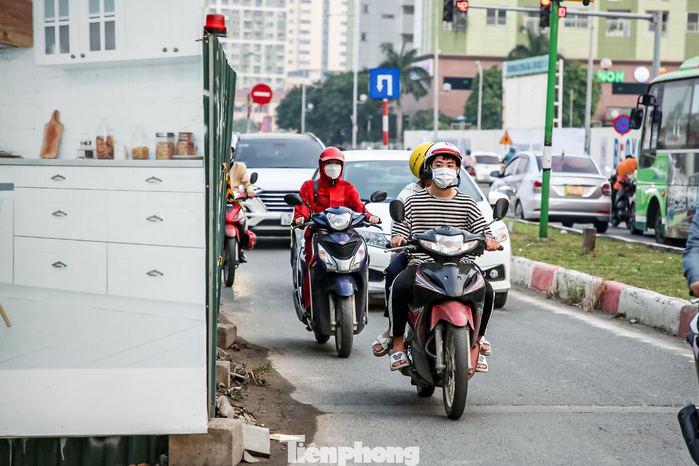 Theo lãnh đạo Sở GTVT Hà Nội, nguyên nhân 9 giếng thi công trên đường Vũ Trọng Khánh chưa được tháo dỡ rào chắn vì còn một số giếng vẫn chưa làm xong.