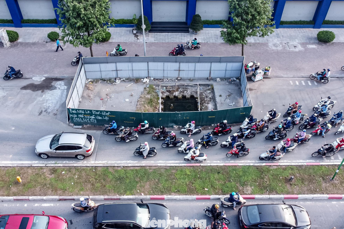 9 chiếc “lô cốt” chiếm đến 2/3 lòng đường khiến việc đi lại của người dân gặp nhiều khó khăn.