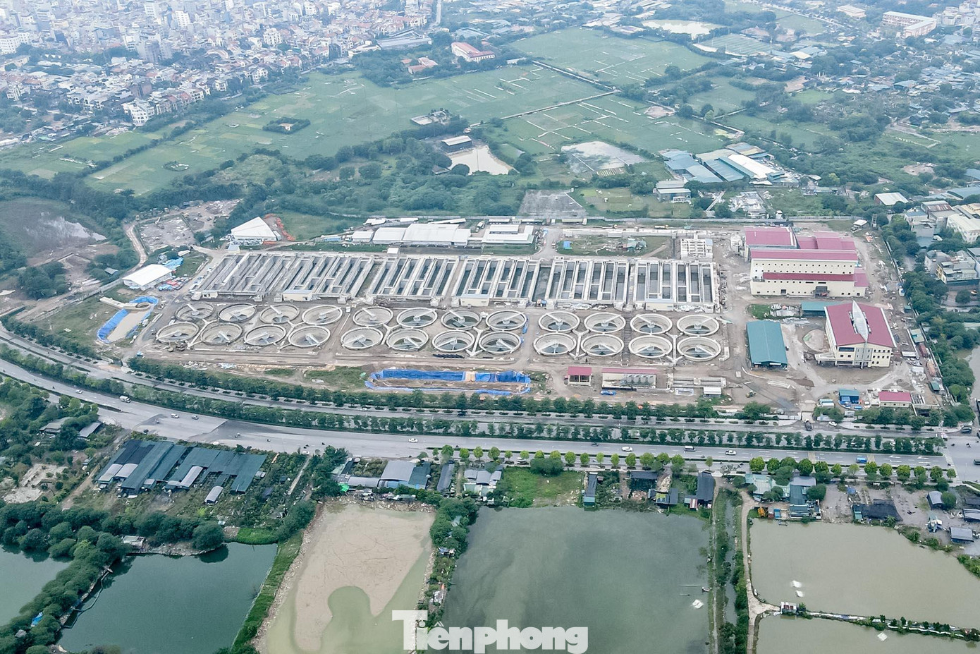 Dự án nhà máy xử lý nước thải Yên Xá có tổng diện tích 13,8 ha, nằm ở cánh đồng Yên Xá (huyện Thanh Trì, Hà Nội) được xem là một trong những dự án quy mô lớn nhất và mang tính cấp bách của Hà Nội về xử lý nước thải.