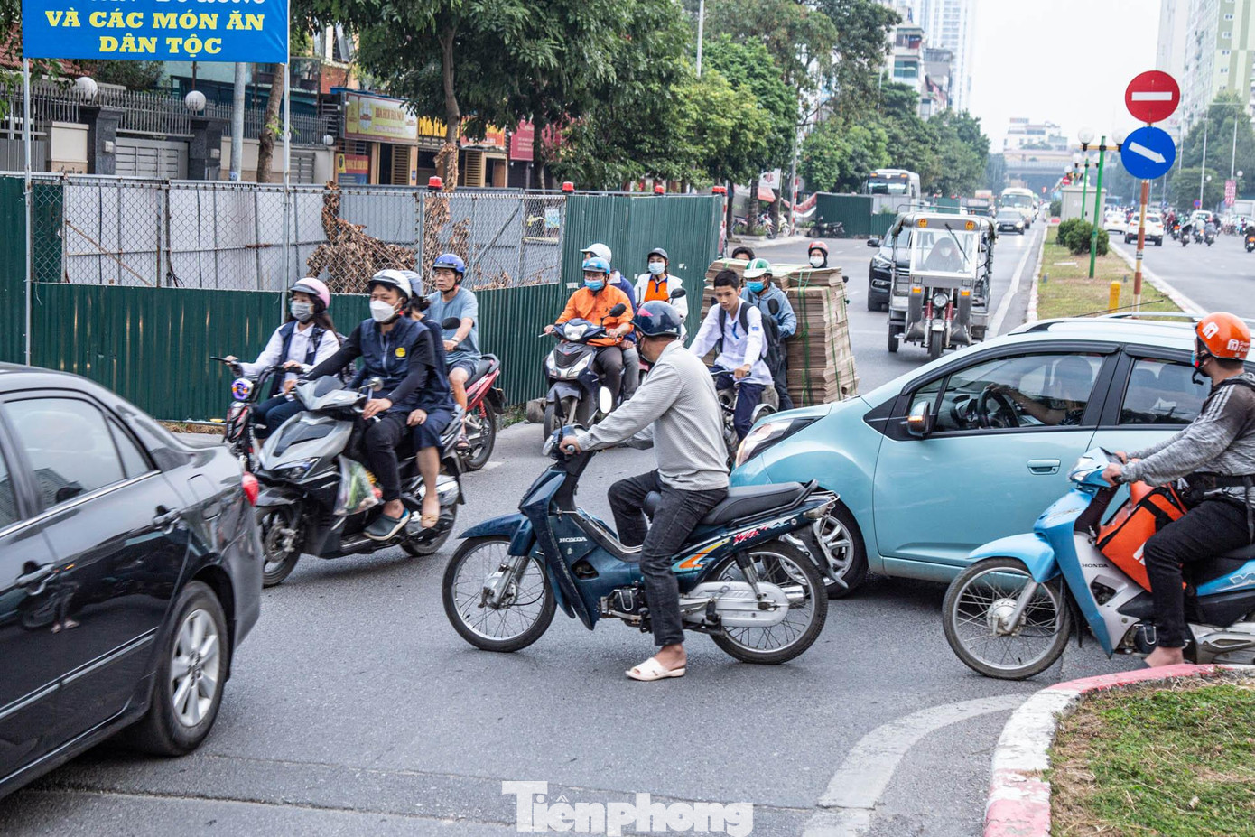 "Tôi rất sợ khi đi từ nhà qua bên đường vì bị "lô cốt" che không có tầm nhìn, nhiều vụ va chạm đã xảy ra, đặc biệt là các giờ đông xe qua lại", ông Việt (Mỗ Lao, Hà Đông) chia sẻ.