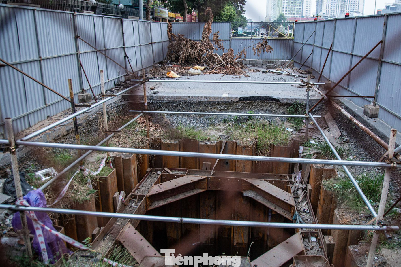 Những “lô cốt” trên phố Vũ Trọng Khánh thuộc gói thầu số 4 dự án hệ thống xử lý nước thải Yên Xá, xây dựng hệ thống cống cho một phần khu vực Hà Đông và KĐT mới. Gói thầu này do liên danh Công ty CP xây dựng thương mại An Xuân Thịnh - Công ty CP Sông Đà 9 thi công.