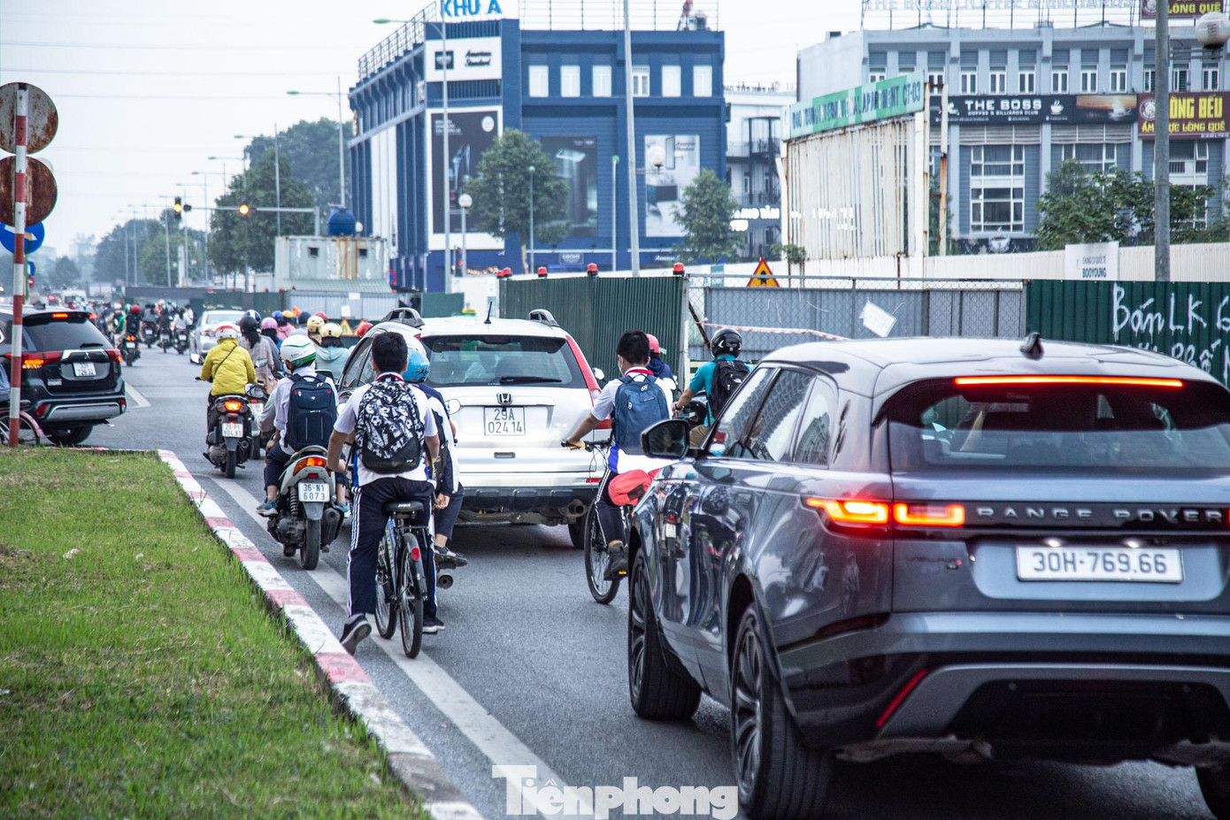 Tầm nhìn tại các nút giao, ngã rẽ bị "lô cốt" che khuất.