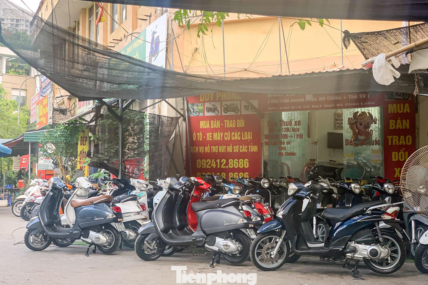 Một ki ốt mua bán ô tô xe máy tại khu tầng 1 tòa nhà N01. Một ki ốt mua bán ô tô xe máy tại khu tầng 1 tòa nhà N01.