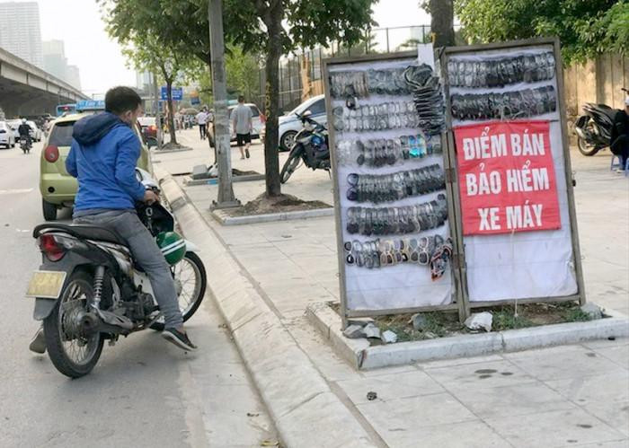 Bảo hiểm bắt buộc xe máy thường bày bán ở những điểm gần chốt công an, do đề phòng bị CSGT xử phạt