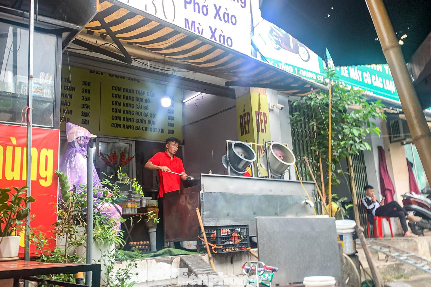 Người dân ở đây cho biết, từ năm 2009, cư dân đã bắt đầu về đây sinh sống, nhưng đến năm 2014, tòa nhà mới được bàn giao cho Cty Quản lý và Phát triển nhà Hà Nội quản lý. Do buông lỏng hơn 6 năm nay, toàn bộ kios tầng 1 của tòa nhà N01 đã bị các nhóm đối tượng "nhảy" vào lấn chiếm. Người dân ở đây cho biết, từ năm 2009, cư dân đã bắt đầu về đây sinh sống, nhưng đến năm 2014, tòa nhà mới được bàn giao cho Cty Quản lý và Phát triển nhà Hà Nội quản lý. Do buông lỏng hơn 6 năm nay, toàn bộ kios tầng 1 của tòa nhà N01 đã bị các nhóm đối tượng "nhảy" vào lấn chiếm.