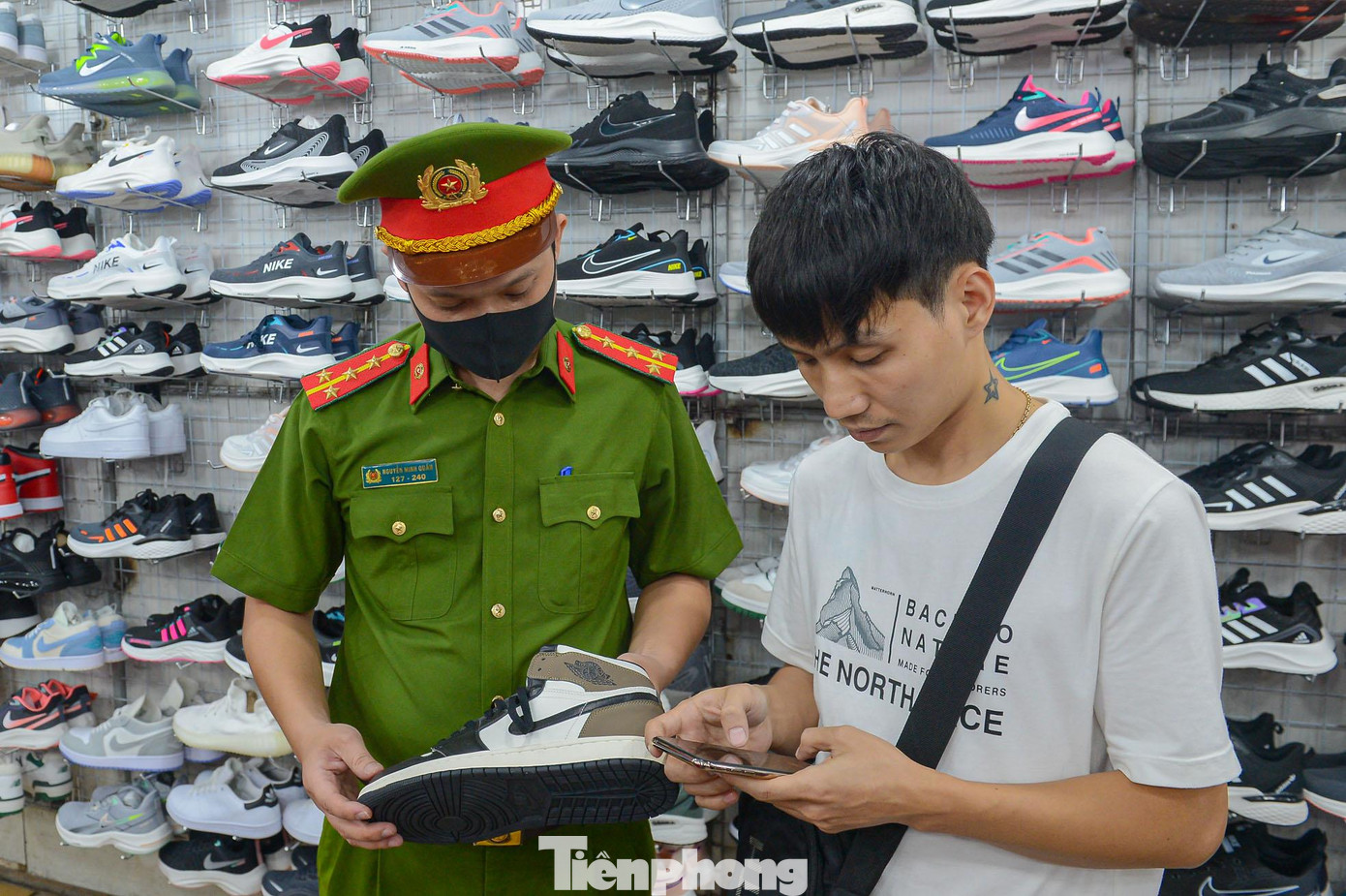 Về vấn đề trên, chủ cửa hàng chỉ xuất trình được giấy phép đăng ký kinh doanh, còn số “hàng hiệu” trên thì hoàn toàn không có hóa đơn chứng từ chứng minh nguồn gốc xuất xứ.