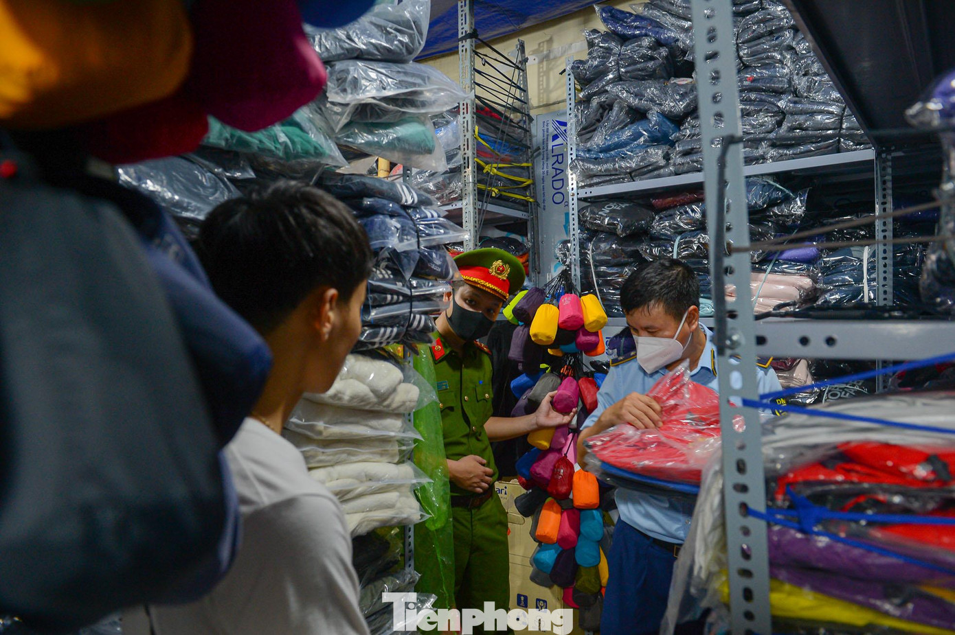 Một kho hàng sâu bên trong cửa hàng chứa lượng quần áo kém chất lượng bị lực lượng Đội Cảnh sát kinh tế Công an quận Hoàn Kiếm và lực lượng Quản lý thị trường phát hiện.