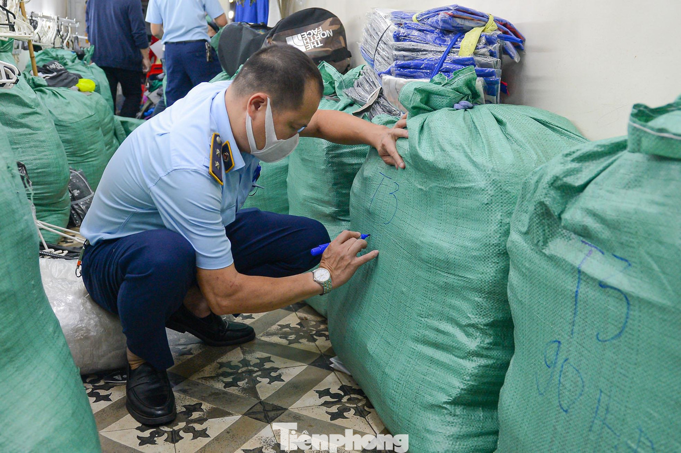 Trước đó, qua kiểm tra, Công an quận Hoàn Kiếm cũng thu giữ cả trăm chai nước hoa mang nhãn mác các thương hiệu như Chanel, Gucci… được bày bán tại chợ đêm phố đi bộ hồ Hoàn Kiếm. Toàn bộ số nước hoa này đều không có nguồn gốc xuất xứ và bán với giá “bèo” từ 150.000 - 300.000 đồng.