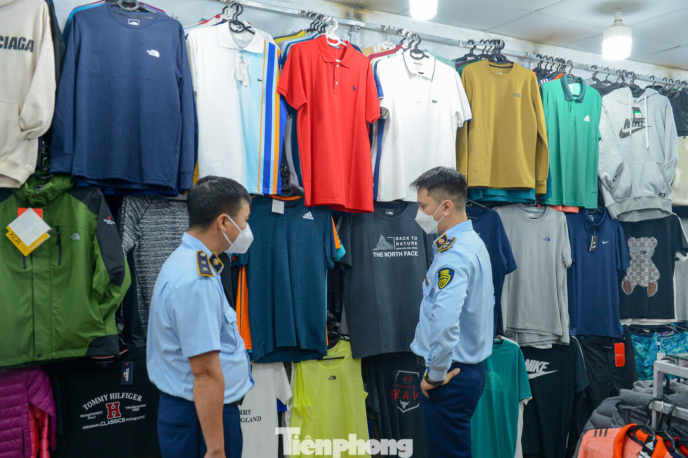 Kiểm tra cửa hàng kinh doanh tại phố Hàng Đào, lực lượng chức năng phát hiện cơ sở này đang treo nhiều quần áo, balo, giày thể thao mang đủ nhãn hiệu có tên tuổi như Nike, The North Face, Adidas…