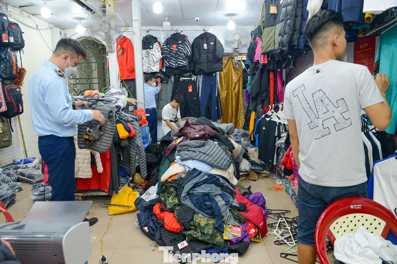 Chủ cơ sở kinh doanh ở đây cho biết, số hàng hóa đều mua trôi nổi từ những người đến tận nơi chào mời, hàng này nhập từ nước ngoài qua đường tiểu ngạch về Việt Nam tiêu thụ.