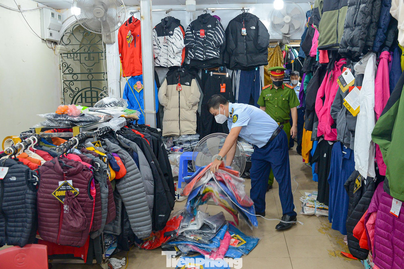 Toàn bộ số hàng hóa kém chất lượng trên phố Hàng Đào được lực lượng Quản lý thị trường lập biên bản tạm giữ, đưa về cơ quan để xác minh làm rõ.