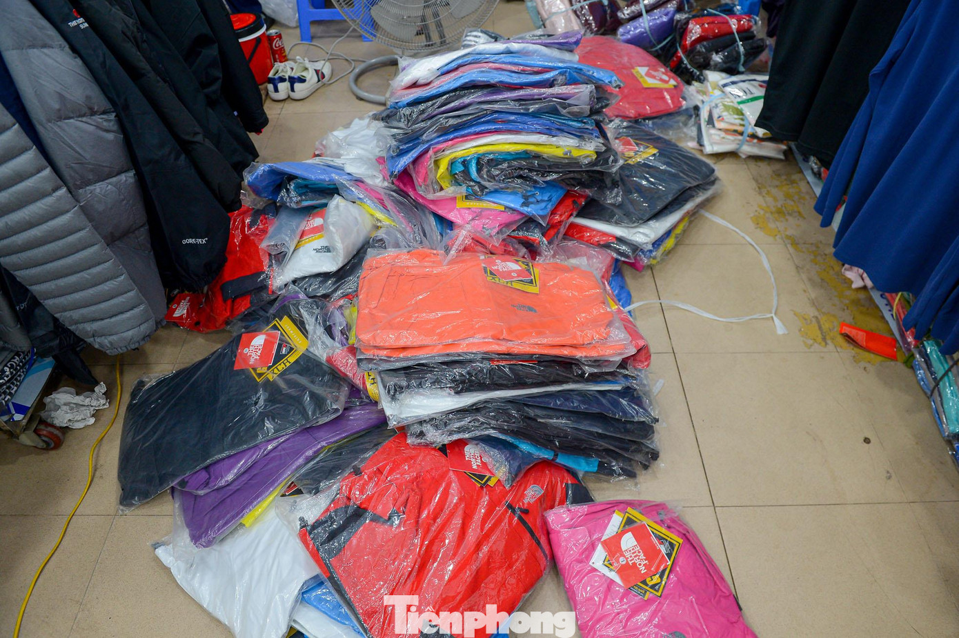 Những chiếc áo mang thương hiệu The North Face được bày bán tại cửa hàng có chất lượng rất tệ so với hàng thật