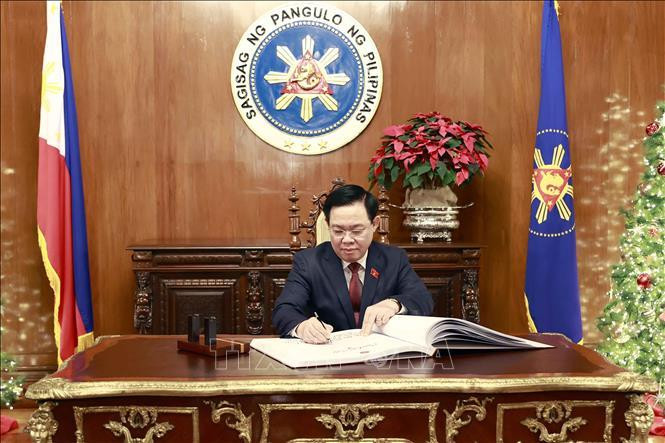 Chủ tịch Quốc hội Vương Đình Huệ ký sổ vàng lưu niệm tại Dinh Tổng thống Philippines. Ảnh: Doãn Tấn/TTXVN