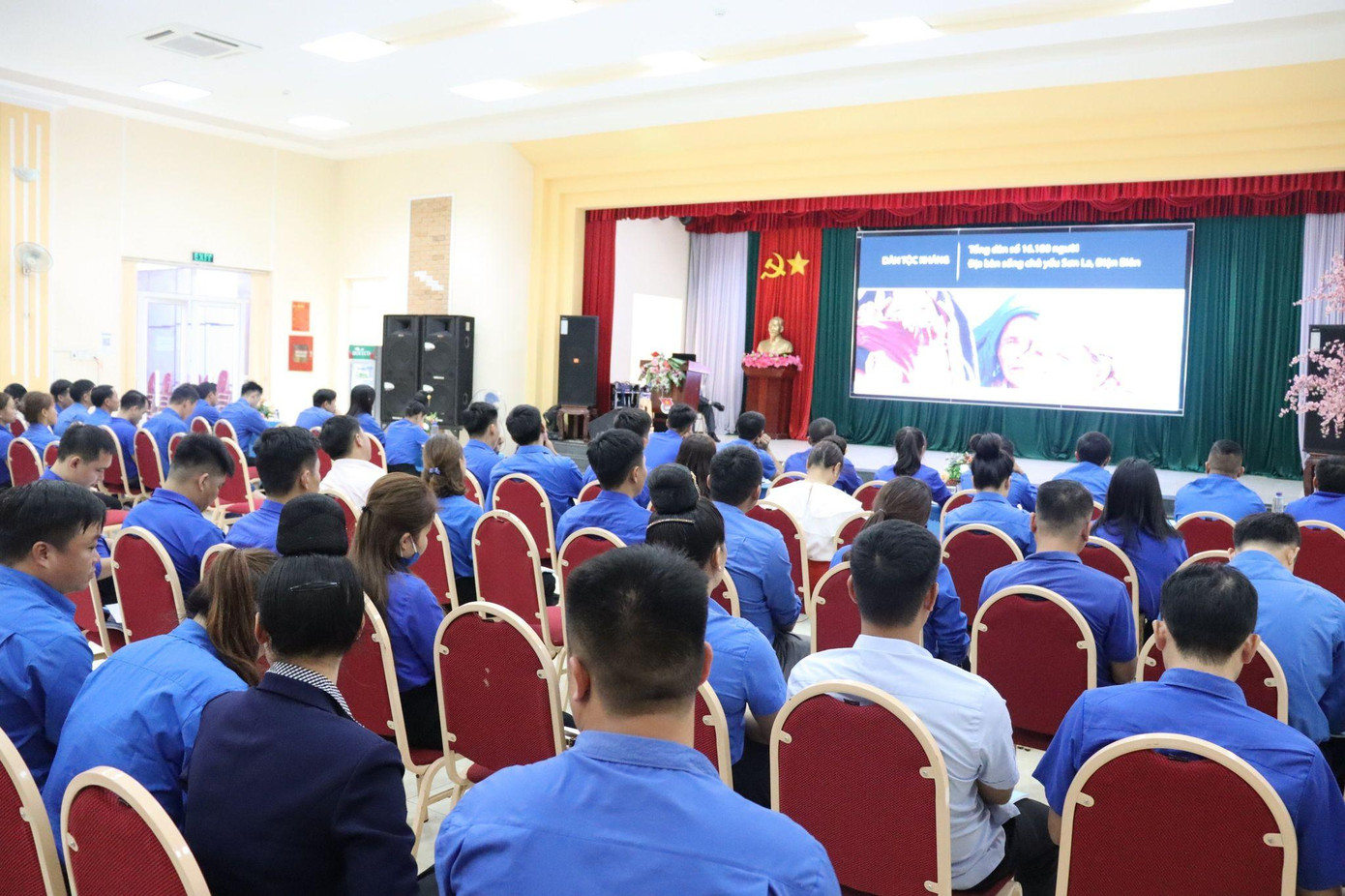 Tại điểm cầu kết nối tới cấp huyện, xã đã thu hút sự quan tâm, tham dự của gần 500 đại biểu. Tại điểm cầu kết nối tới cấp huyện, xã đã thu hút sự quan tâm, tham dự của gần 500 đại biểu.