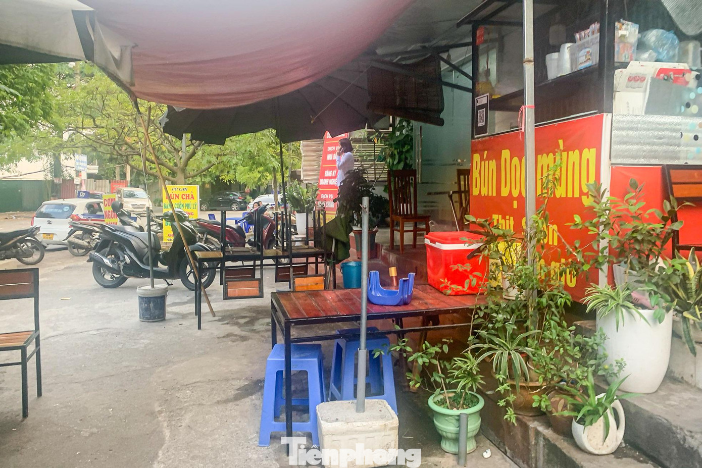 “Buông lỏng quản lý, hỏi đến không biết sở nào, ngành nào thống kê để theo dõi. Vừa rồi tôi phải đề nghị HĐND đưa ra chất vấn để từng bước phân công, phân cấp lại. Sở Xây dựng theo dõi một tí, Sở QHKT một tí, Sở TN&MT, KH&ĐT, Sở Tài chính cũng một tí, không có đầu mối. Cứ nói chính quyền điện tử, chính quyền số mà không theo dõi được cái này thì số hóa gì”, ông Dũng nói. “Buông lỏng quản lý, hỏi đến không biết sở nào, ngành nào thống kê để theo dõi. Vừa rồi tôi phải đề nghị HĐND đưa ra chất vấn để từng bước phân công, phân cấp lại. Sở Xây dựng theo dõi một tí, Sở QHKT một tí, Sở TN&MT, KH&ĐT, Sở Tài chính cũng một tí, không có đầu mối. Cứ nói chính quyền điện tử, chính quyền số mà không theo dõi được cái này thì số hóa gì”, ông Dũng nói.