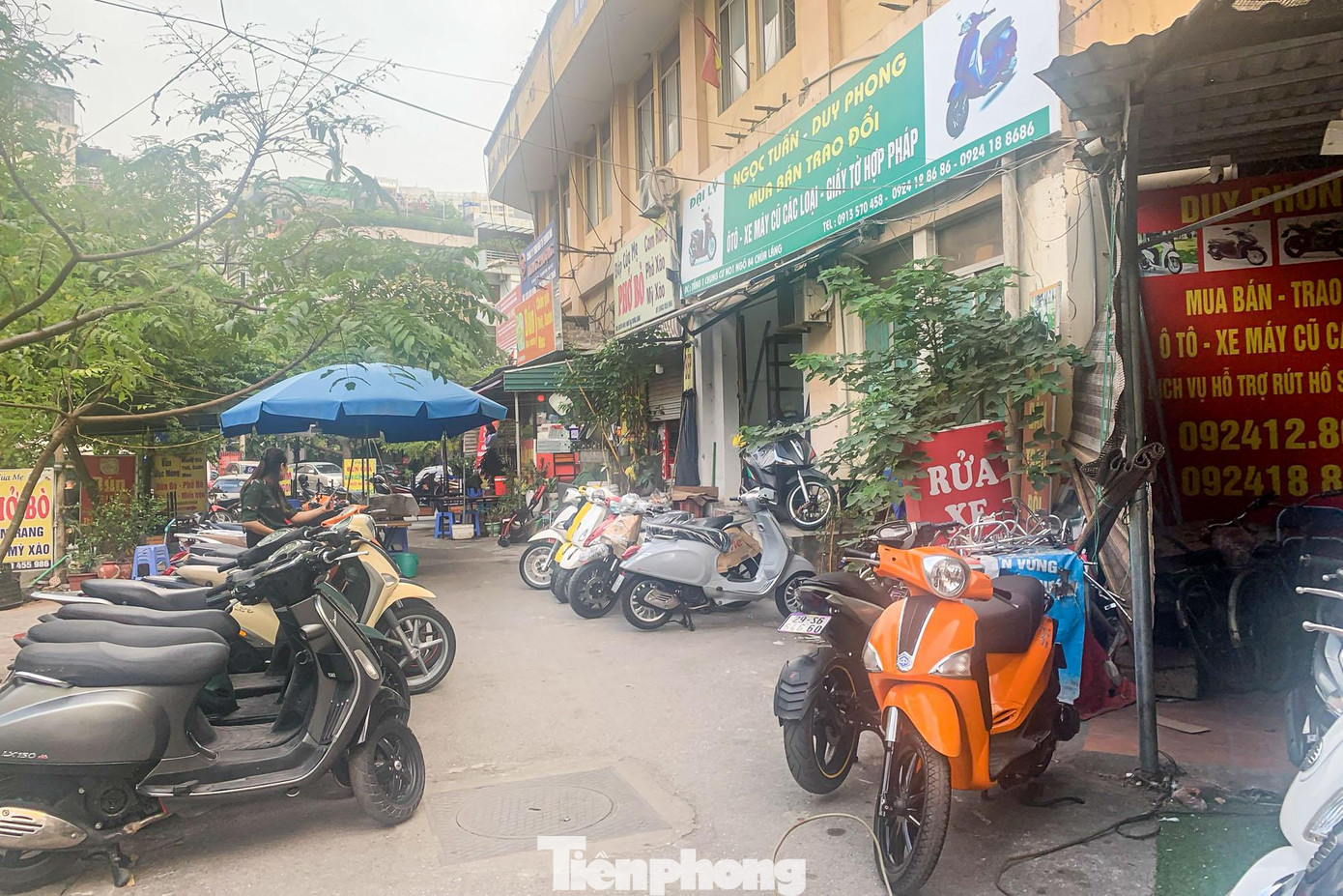 Mới đây, tại buổi tiếp xúc cử tri, Bí thư Thành ủy Hà Nội Đinh Tiến Dũng nói về tình trạng quản lý tài sản công là nhà, đất trên địa bàn thành phố. Theo ông Dũng, công tác quản lý hiện “lem nhem, mỗi chỗ một tí”. “Mấy nhà tái định cư ở Khu đô thị mới Định Công, cả tầng 1, tầng 2 chưa bàn giao. Không thể để như thế được, trong khi khu dân cư không có nơi sinh hoạt”, ông Dũng nói, đồng thời cho rằng, đây là tình trạng “rất buồn cười”. Mới đây, tại buổi tiếp xúc cử tri, Bí thư Thành ủy Hà Nội Đinh Tiến Dũng nói về tình trạng quản lý tài sản công là nhà, đất trên địa bàn thành phố. Theo ông Dũng, công tác quản lý hiện “lem nhem, mỗi chỗ một tí”. “Mấy nhà tái định cư ở Khu đô thị mới Định Công, cả tầng 1, tầng 2 chưa bàn giao. Không thể để như thế được, trong khi khu dân cư không có nơi sinh hoạt”, ông Dũng nói, đồng thời cho rằng, đây là tình trạng “rất buồn cười”.