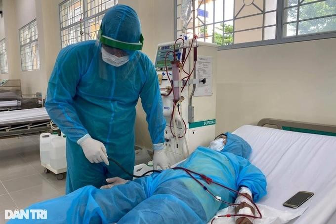 Bác sĩ Bệnh viện Lê Văn Thịnh chạy thận cho bệnh nhân trong khu cách ly, thời điểm dịch Covid-19 phức tạp (Ảnh: Biên Thùy).