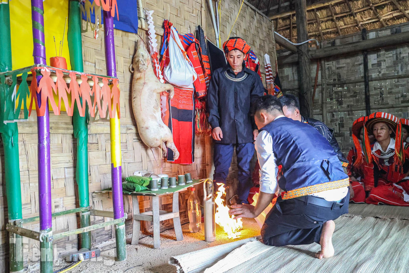 Để tổ chức lễ cấp sắc, gia đình có người được cấp sắc phải chuẩn bị 2 bộ quần áo đen, 1 bộ cho thầy cúng để cảm ơn công dạy của thầy, 1 bộ cho người được cấp sắc và một số trang phục khác.