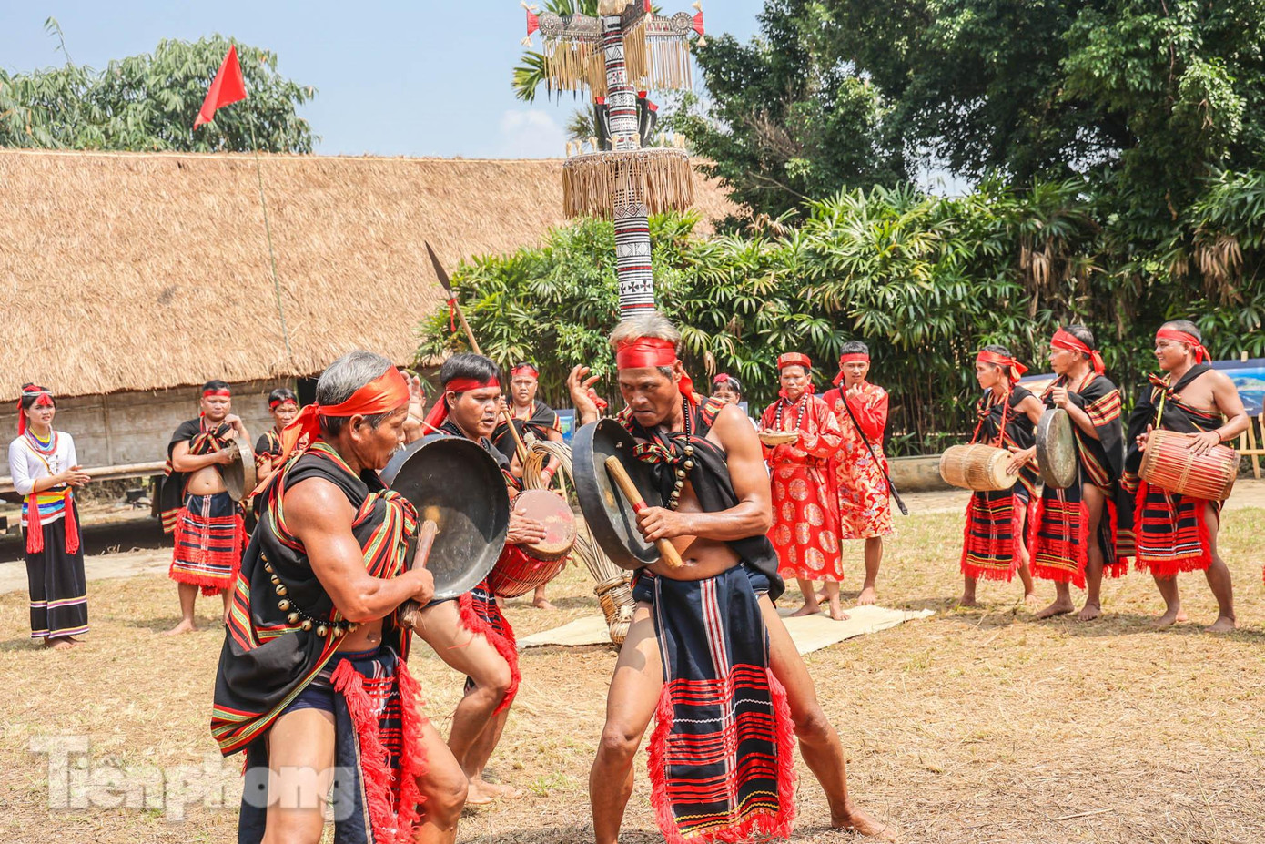 Vào dịp Tết hằng năm, người được cấp sắc phải đến nhà thầy cúng đã cấp sắc cho mình để xin lộc và chúc Tết. Khi người thầy qua đời, người được cấp sắc phải mang 1 con gà trống đến để tạ và chịu tang như con, cháu trong gia đình.