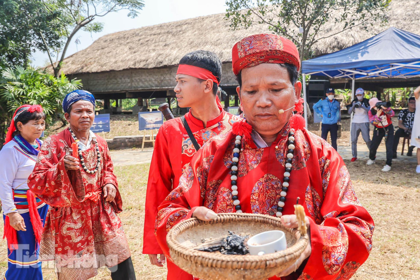 Sau khi lễ cấp sắc kết thúc, người thụ lễ không được qua suối, leo đồi trong 12 ngày; không được ngủ chung cùng vợ, không được ăn các loại thịt trong 7 ngày. Bảy ngày sau khi được cấp sắc, người được cấp sắc lại theo thầy đi để tiếp tục học cúng.
