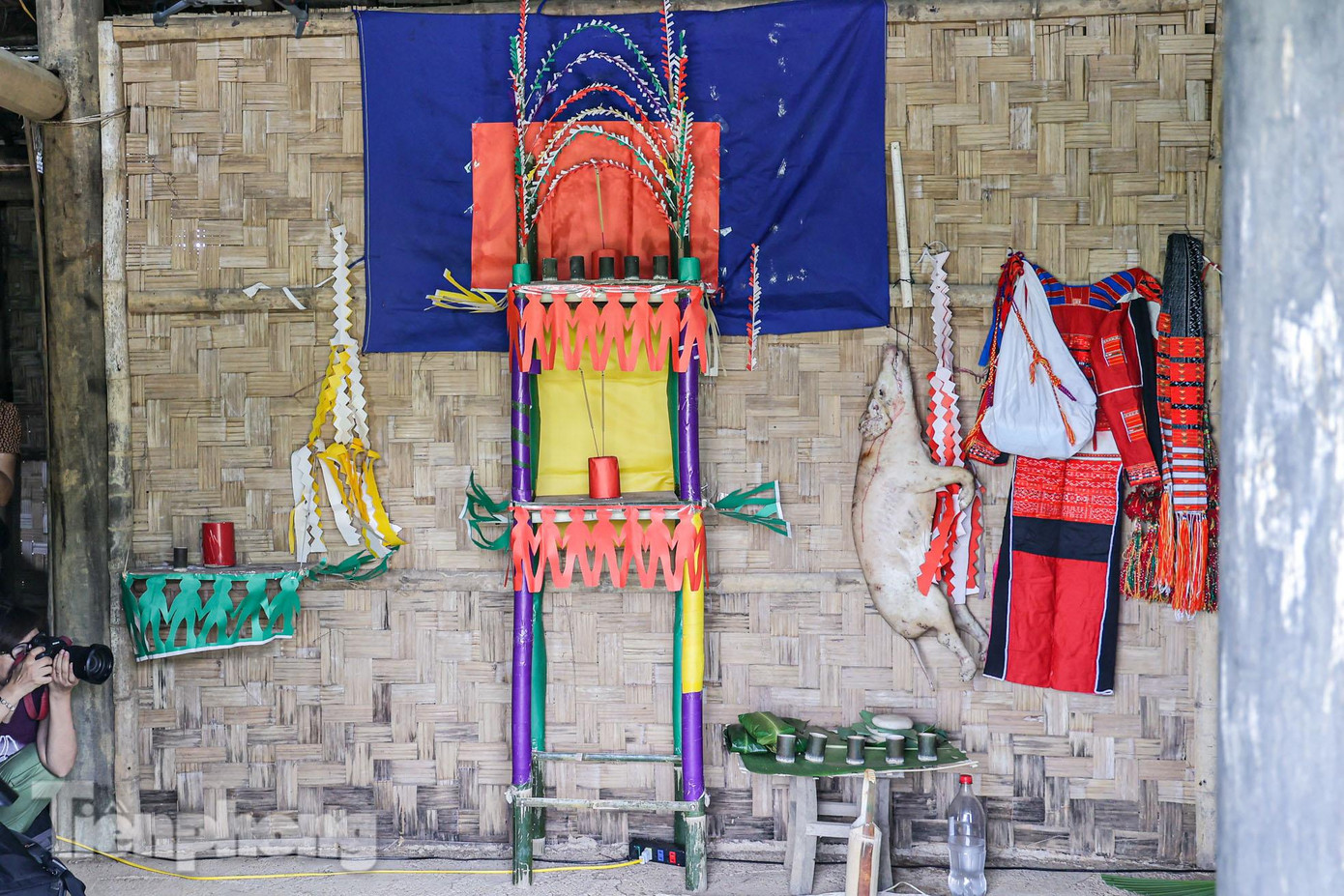 Tại không gian làng dân tộc Pà Thẻn thuộc khu Làng Văn hóa - Du lịch các dân tộc Việt Nam (Đồng Mô, Sơn Tây, Hà Nội), cộng đồng dân tộc Pà Thẻn đến từ huyện Lâm Bình (Tuyên Quang) tổ chức tái hiện lễ cấp sắc của dân tộc Pà Thẻn.