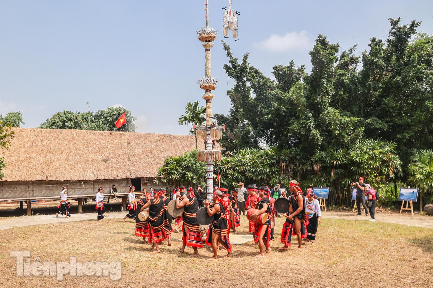 Khi bắt đầu làm lễ, thầy cúng xin dấu, xin lộc, xin quân cho học trò. Thầy cũng cầu nguyện các thần linh, thổ công, thổ địa.., cho học trò hành nghề cúng.