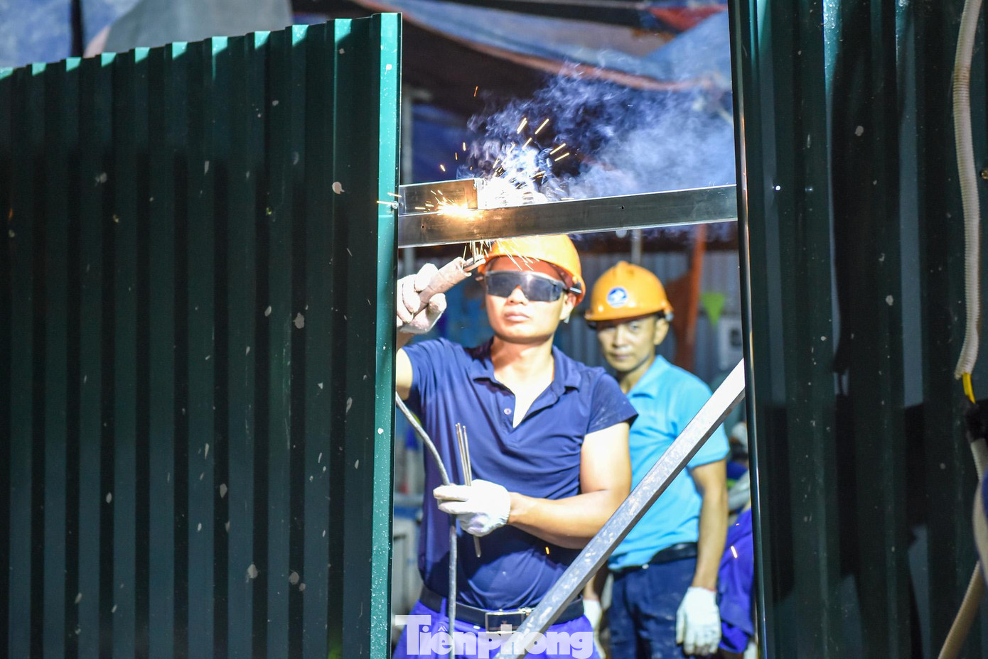 Việc thu gọn này nhằm mở rộng mặt đường, thuận tiện cho giao thông.