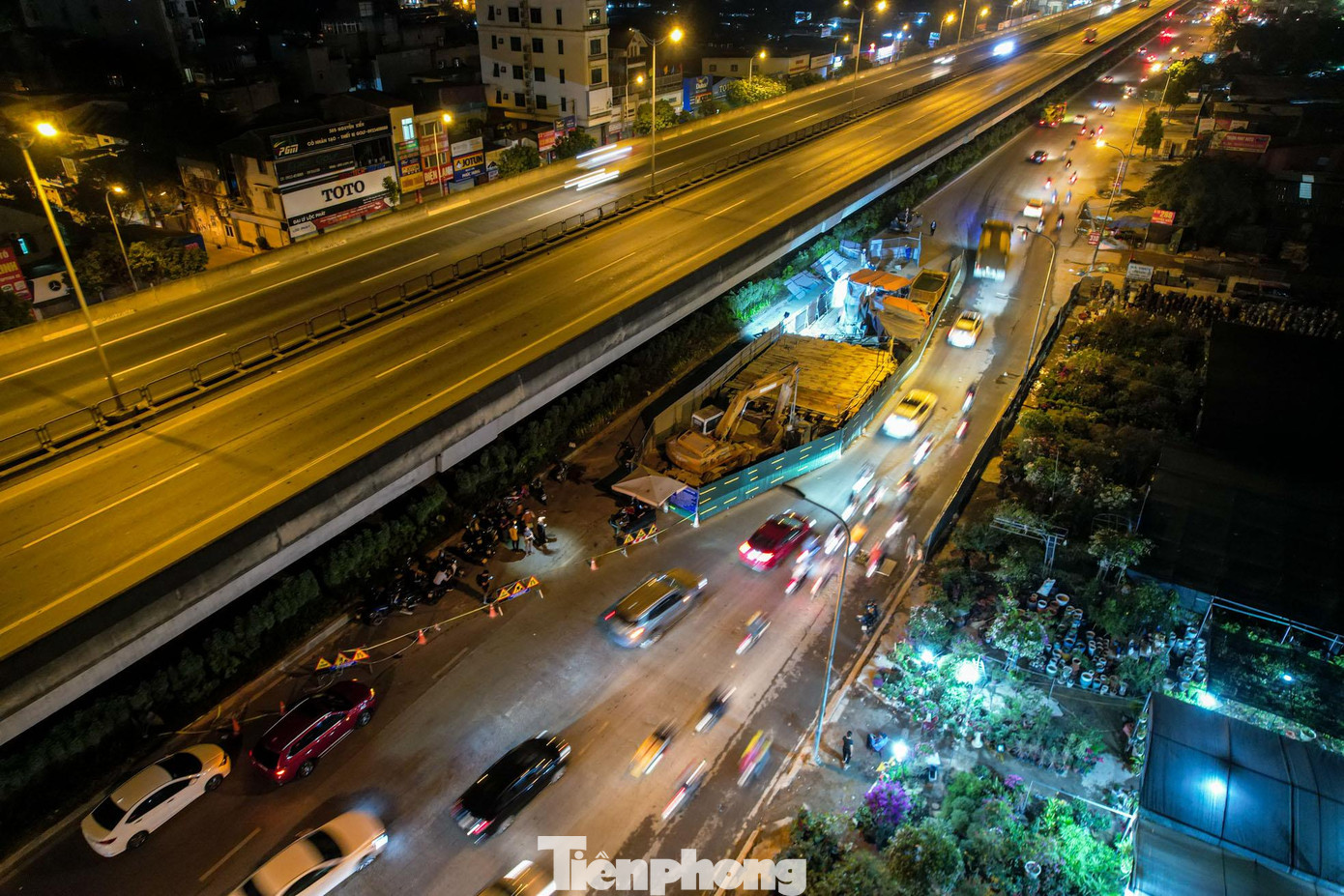 Theo ghi nhận của PV, khoảng 22h ngày 28/11, đơn vị thi công đã tiến hành thu hẹp rào chắn vào 3m tại vị trí quây tôn đoạn qua số 300 Nguyễn Xiển. Trước đó "lô cốt" này đã gây ra tình trạng ùn tắc, đặc biệt vào các khung giờ cao điểm, gây bức xúc cho người dân.