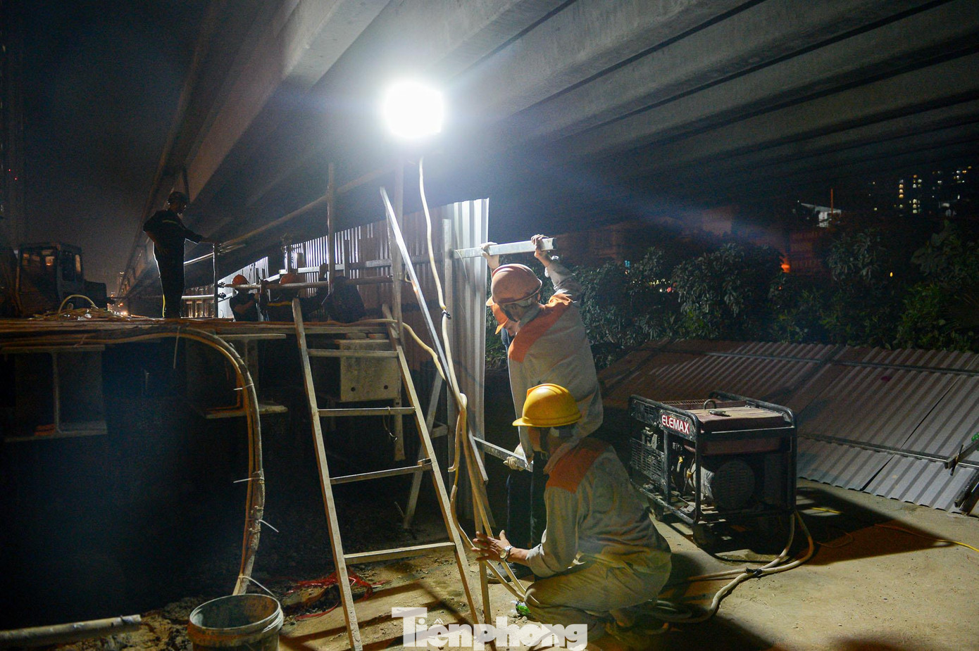 Ông Phạm Khắc Thành, phụ trách đơn vị thi công gói thầu số 2 cho biết: "Sau khi rào chắn nhận thấy việc lô cốt chiếm 2/3 lòng đường Nguyễn Xiển gây ùn tắc giao thông kéo dài nhiều ngày qua, đặc biệt là vào khung giờ cao điểm, đơn vị đang tiếp tục đẩy nhanh tiến độ thi công ở hướng đường Hoàng Đạo Thành để nhanh chóng trả lại đường cho người dân đi lại thuận tiện".