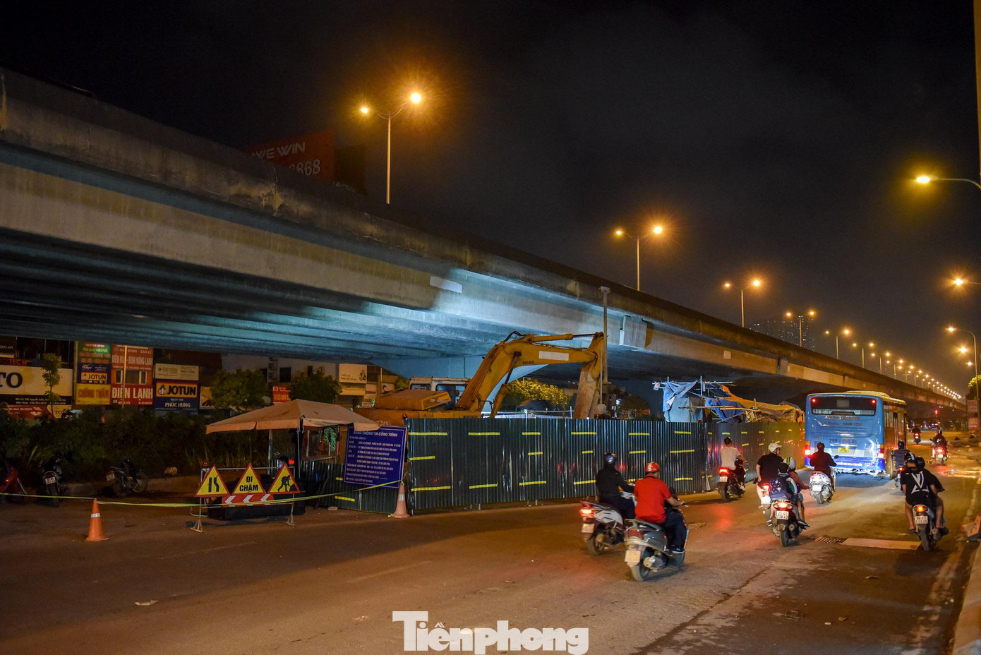 Làn đường tạm chỉ cho phép ô tô con, xe máy lưu thông, đầu lối vào có lắp đặt gông hạn chế chiều cao, hạn chế xe tải để đảm bảo an toàn cho kết cấu của đường Vành đai 3 trên cao.