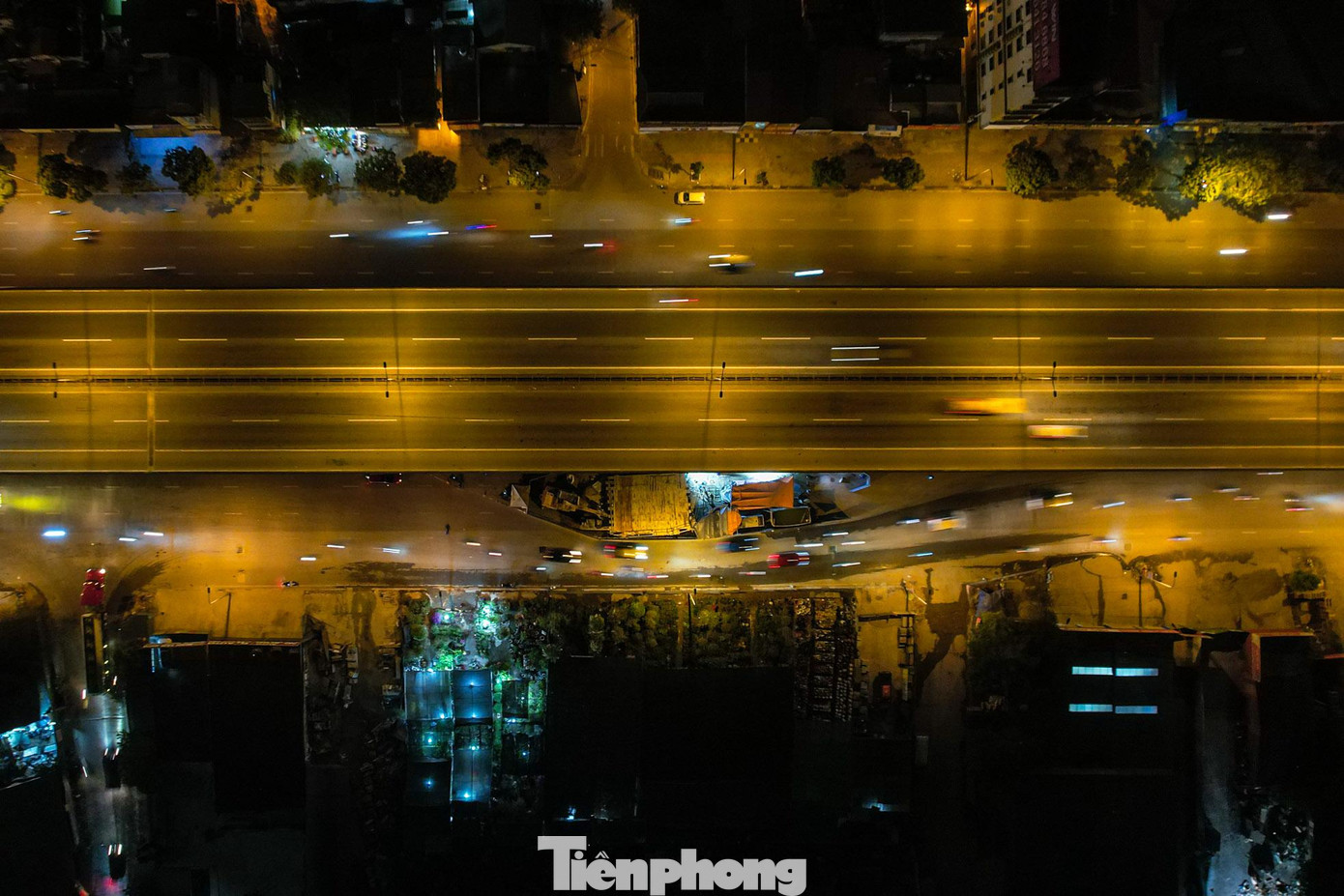 Trước đó, sau 3 tuần thực hiện rào chắn, "lô cốt" này khiến tình trạng ùn tắc giao thông trên đường Nguyễn Xiển (đoạn từ nút giao Khuất Duy Tiến – Nguyễn Trãi đến nút giao Nguyễn Xiển – Chu Văn An) ngày càng nghiêm trọng, làm cho cung đường này trở thành điểm đen ùn tắc.