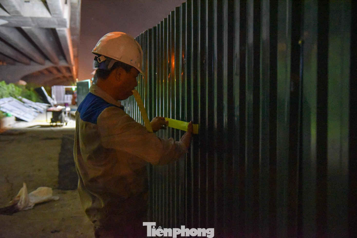 “Ngoài 3m rào chắn quây tôn được thu hẹp trong đêm 28/11, dự kiến việc xén thêm 5m mở rộng tính từ bó vỉa sẽ xong trước Giáng sinh”, ông Thành cho biết thêm.