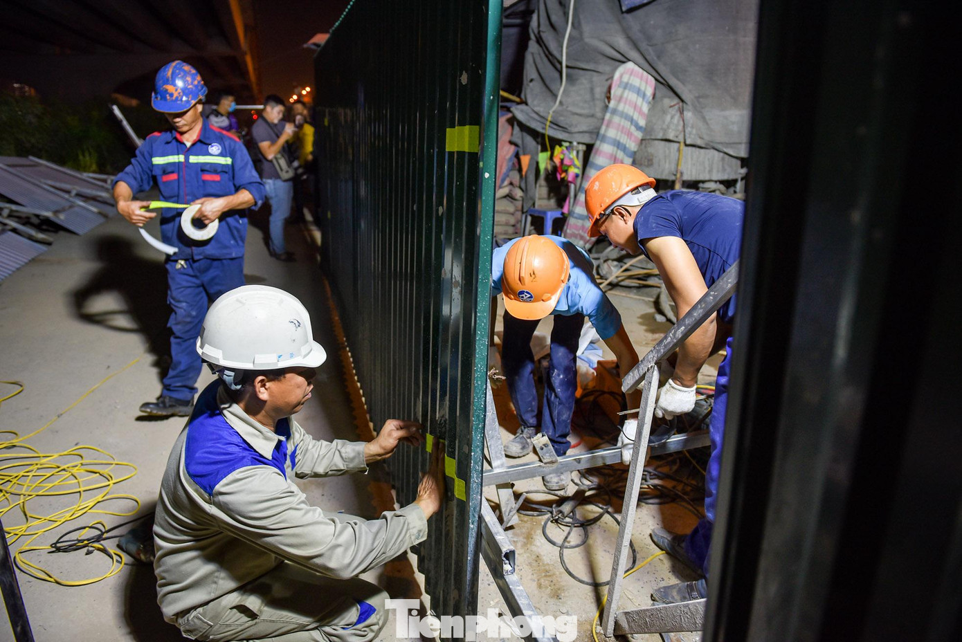 Công nhân thi công để thu hẹp diện tích rào chắn.